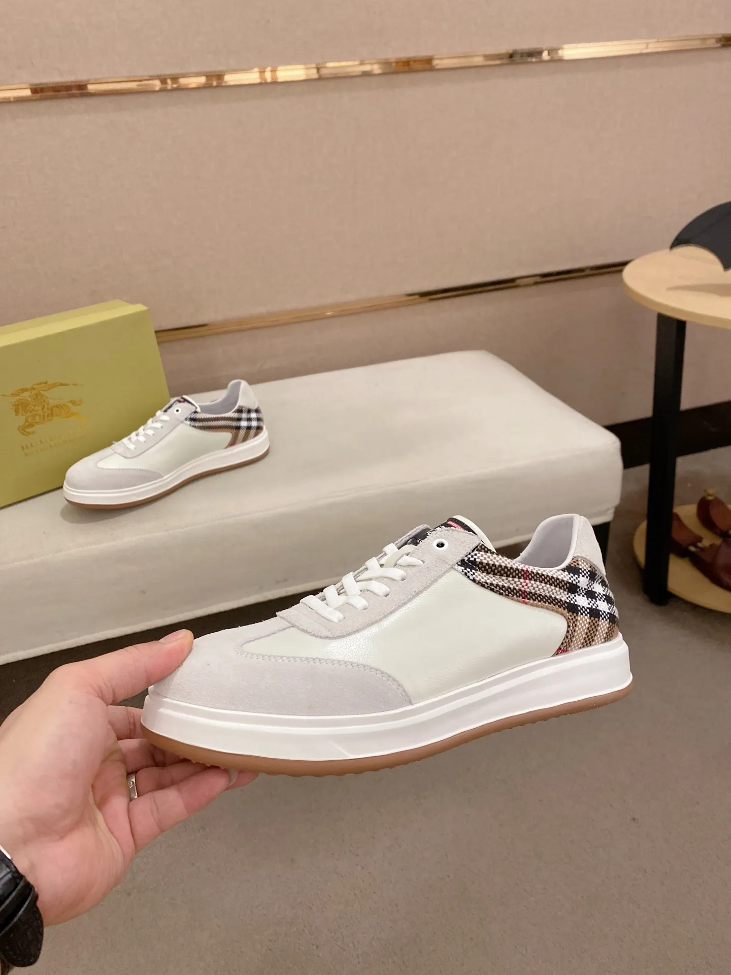 Men's shoes💰: 440💰🇮🇹🇮🇹The counters are synchronized with Burberry's top purchasing agents🔍🔍Synchronized sales. Positive code number: 38-44. Italian imported cowhide, fully imported sheepskin lining, sole: original sole provided by the original factory, exclusive movable molded sole, super comfortable, original factory follow-up order, 🔍🔍high quality, you can enter and leave the counter at will, welcome to compare (45 yuan for customization, no return or exchange)